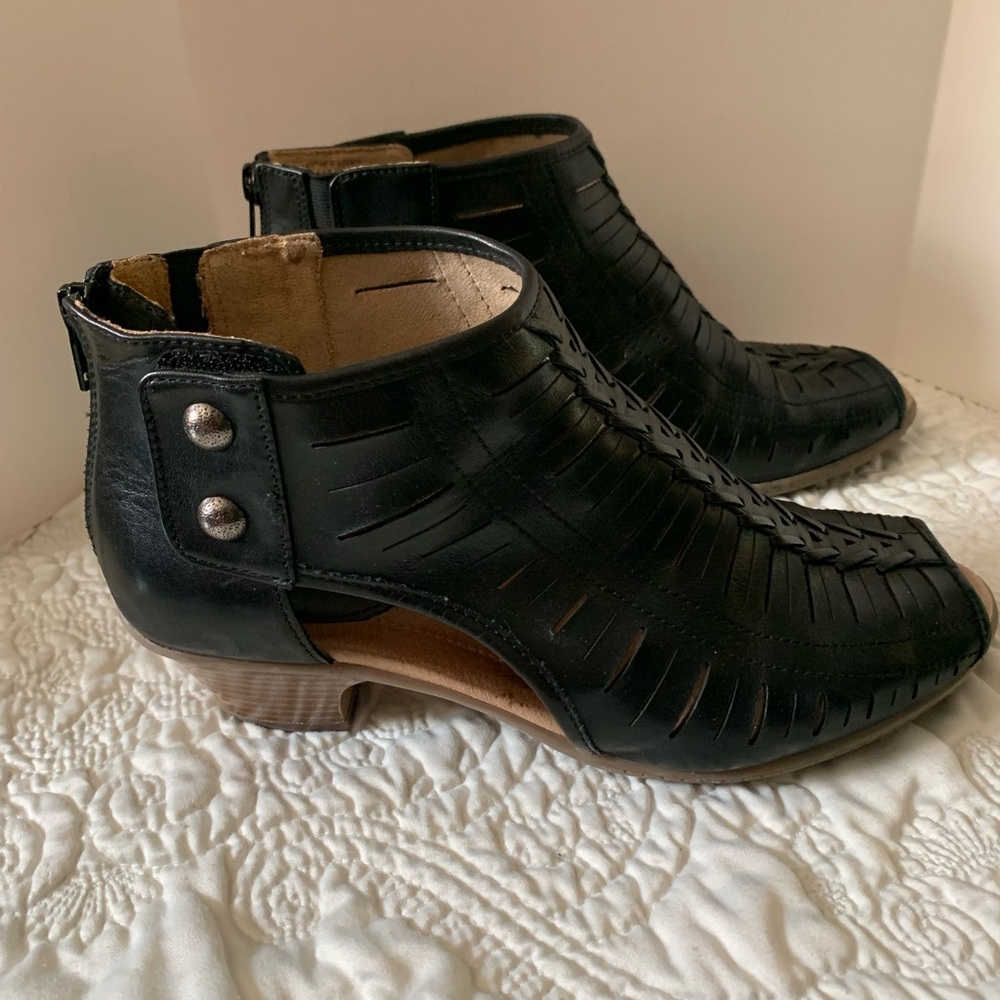Women’s earth shoes 9.5